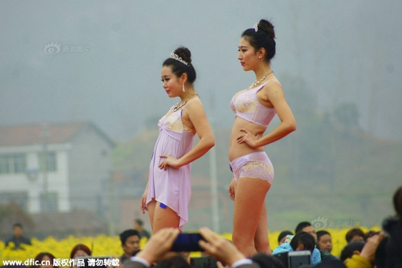 Một hội chợ hoa ở Trung Quốc vừa thu hút rất đông sự chú ý với màn biểu diễn của các người mẫu.
